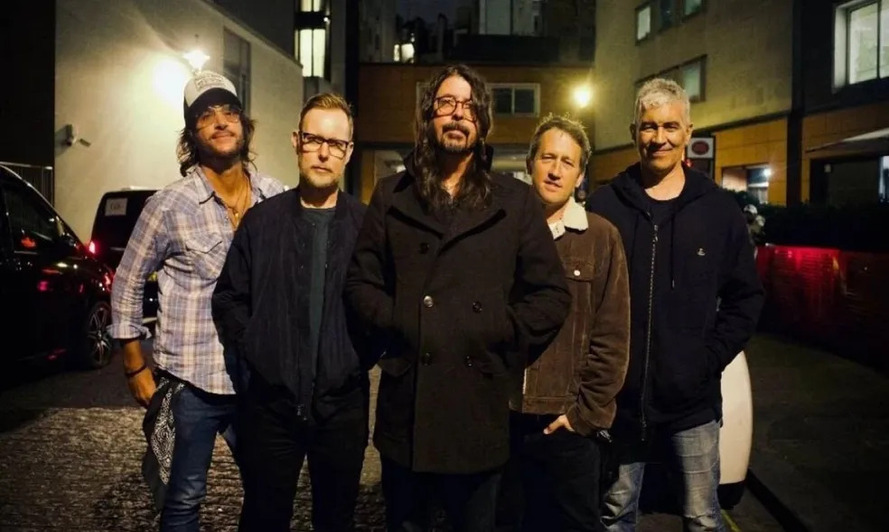 Foo Fighters comemoram 30 anos com o novo single "Today's Song"