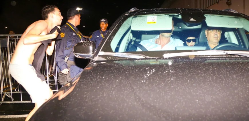 Fãs passam madrugada em aeroporto para tentar ver Lady Gaga no Rio