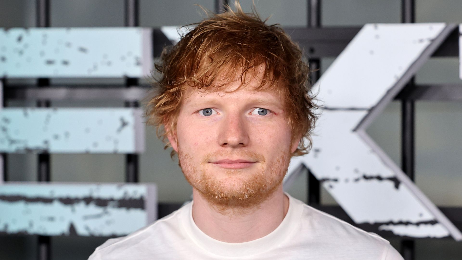 Ed Sheeran está de volta com a nova música, "Azizam"
