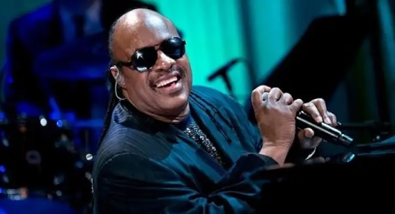 Stevie Wonder rebate boato de que não é cego durante show no Reino Unido
