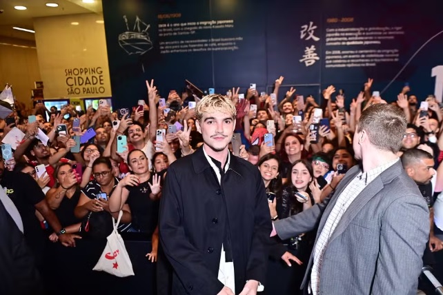 Jão causa tumulto em première de documentário e tira 'selfão' com fãs