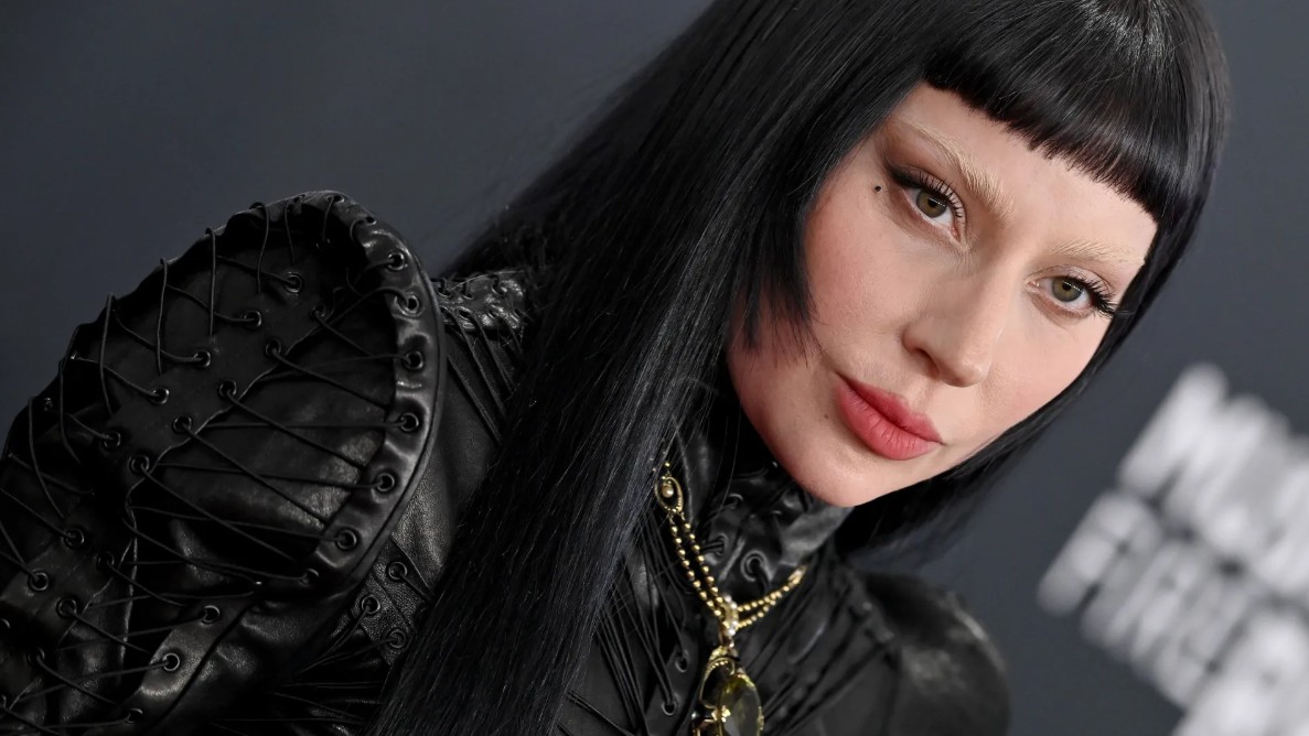 Lady Gaga manda entregar pizza a fãs em frente ao Copacabana Palace