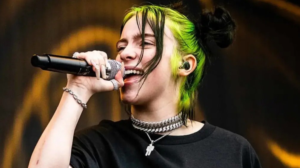 Billie Eilish voltará ao Brasil com shows solo em setembro, diz jornalista