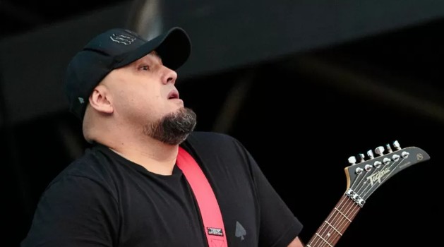 Digão, dos Raimundos, pronuncia-se sobre briga com fã em bar