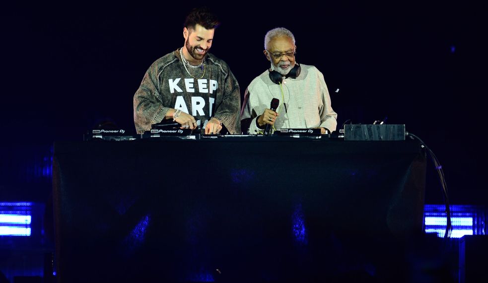 Alok anuncia parceria com Gilberto Gil durante megashow em São Paulo