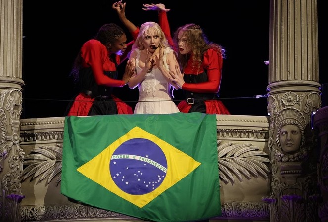 Lady Gaga reúne 2,1 milhões de pessoas em show histórico na Praia de Copacabana