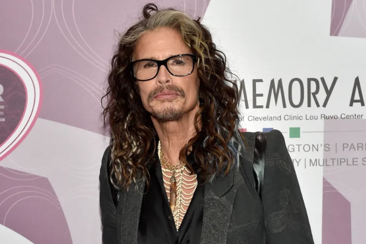 Steven Tyler retorna aos palcos para a primeira apresentação desde a aposentadoria do Aerosmith das turnês