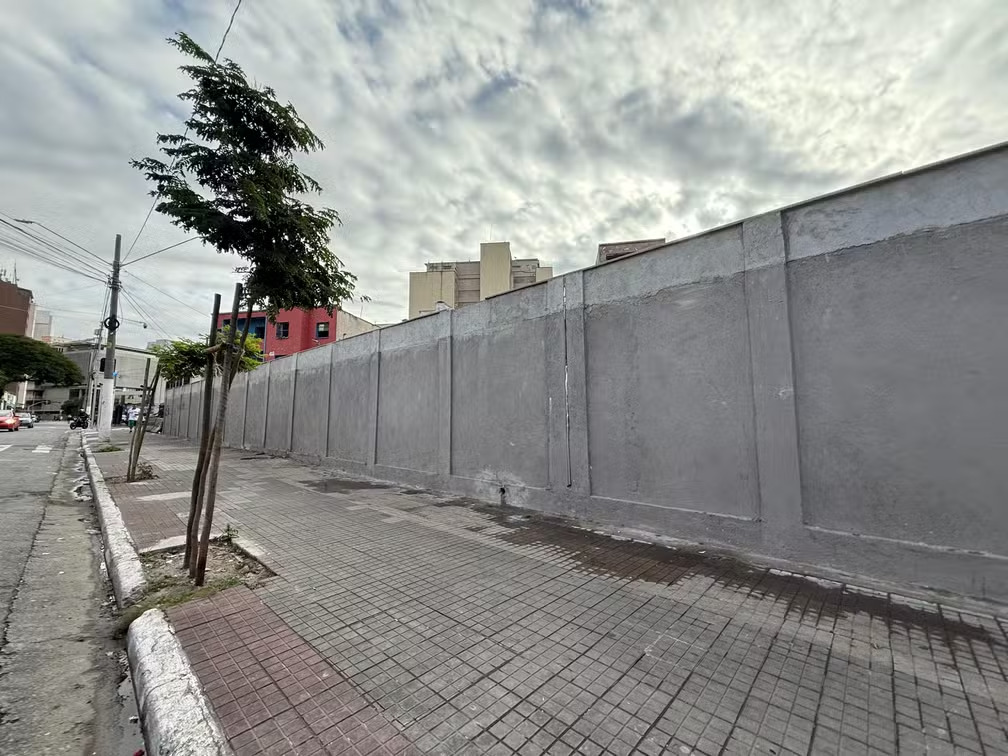 Prefeitura de SP ergue muro e confina a Cracolândia