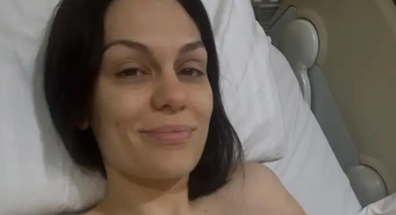 Jessie J passa por mastectomia e atualiza os fãs: “O câncer não se espalhou”