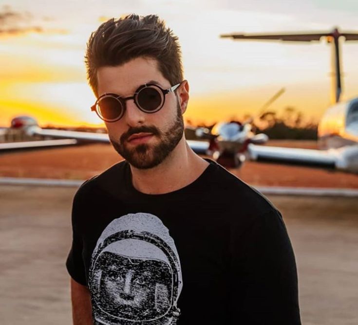 Multidão de fãs recebe Alok na Índia