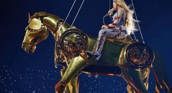 Após problemas técnicos, Beyoncé troca carro por cavalo dourado em show da turnê Cowboy Carter