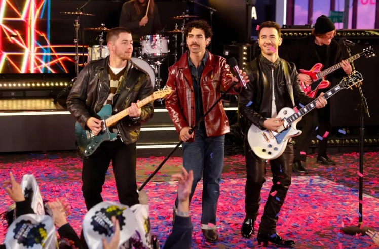 Jonas Brothers lançam 'Love Me To Heaven': Ouça agora