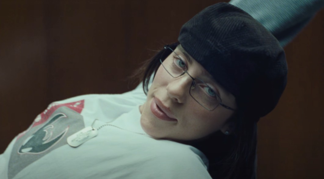 Billie Eilish vence como Artista do Ano no AMAs 2025