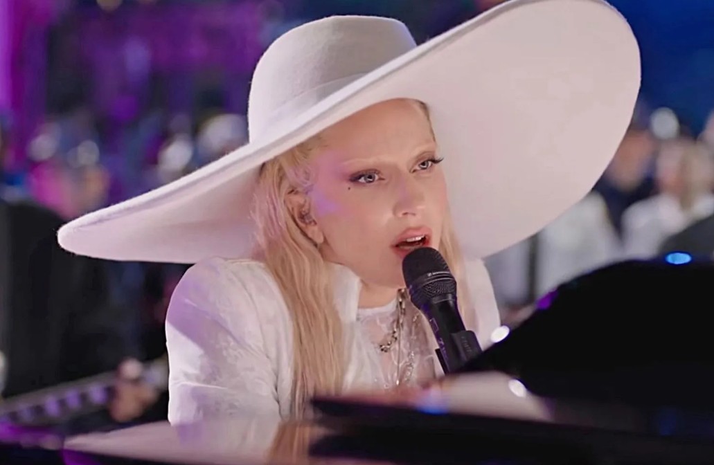 Lady Gaga vence Emmy por performance no Super Bowl e fica próxima do EGOT