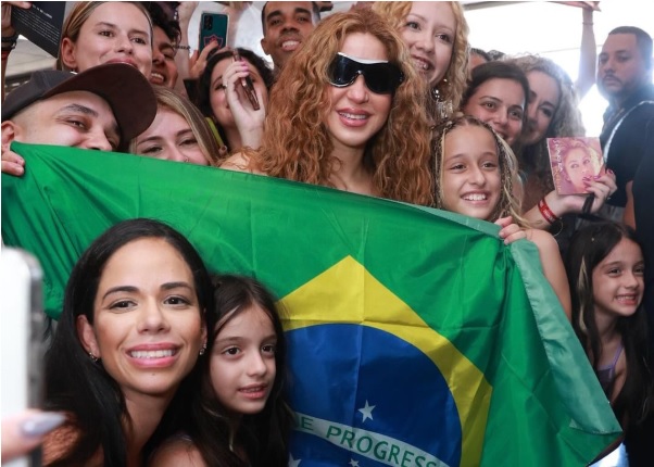 Shakira desembarca no Brasil e posa com fãs